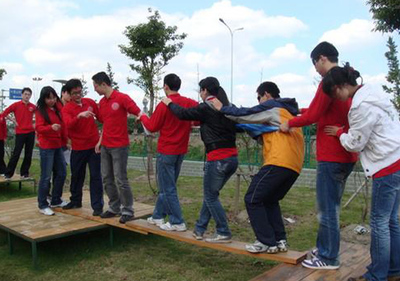 孤岛求生 拓展训练中的团队协作与危机应对